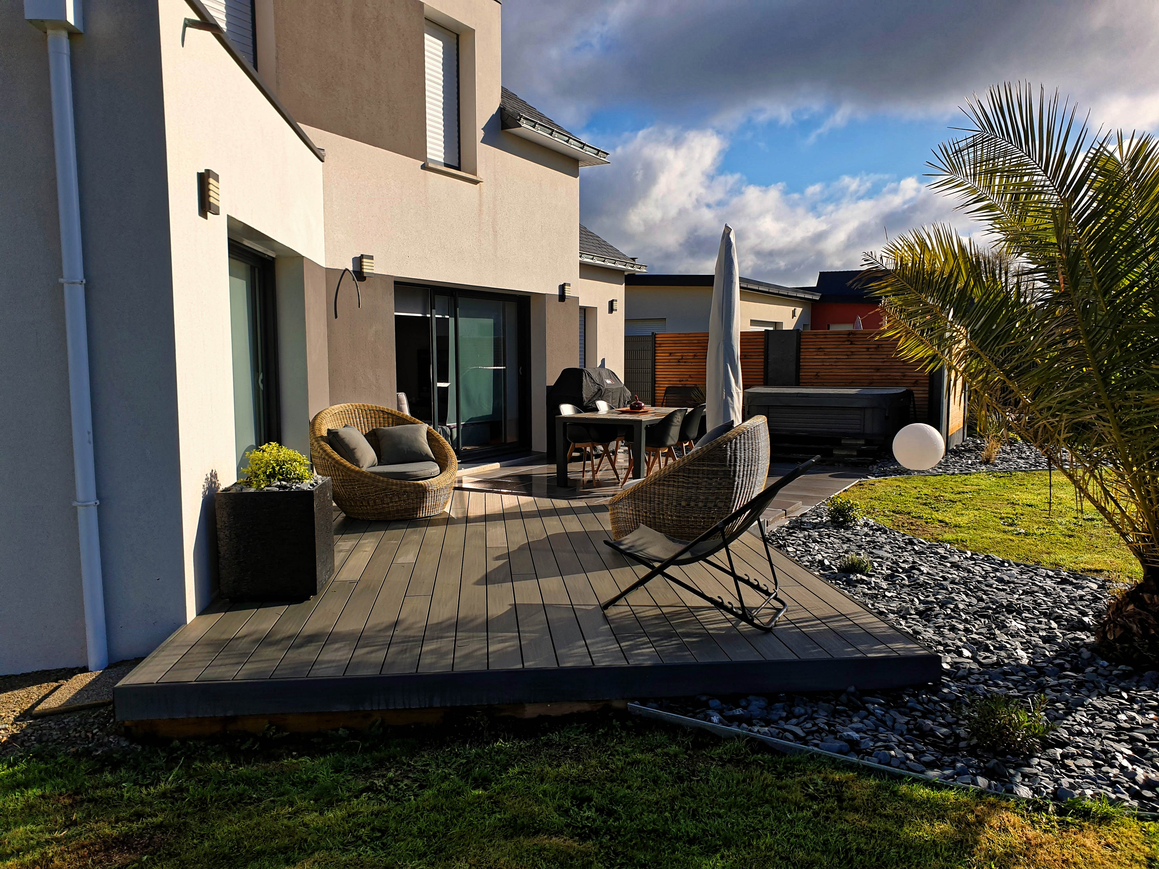 Réaménagement terrasse, bouix paysage, plouay, morbihan, spa, clôture, kit occultation, céramique, ardoise