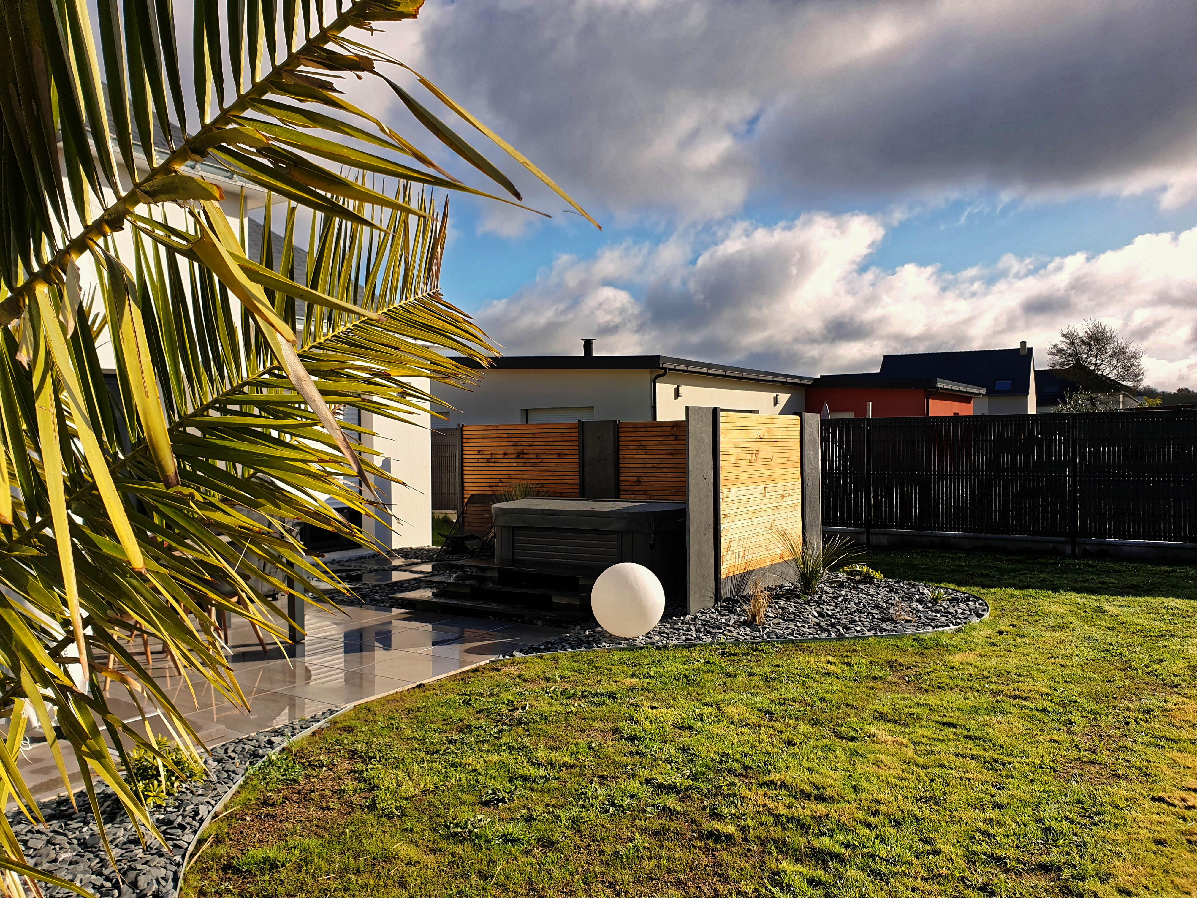 Réaménagement terrasse, bouix paysage, plouay, morbihan, spa, clôture, kit occultation, céramique, ardoise