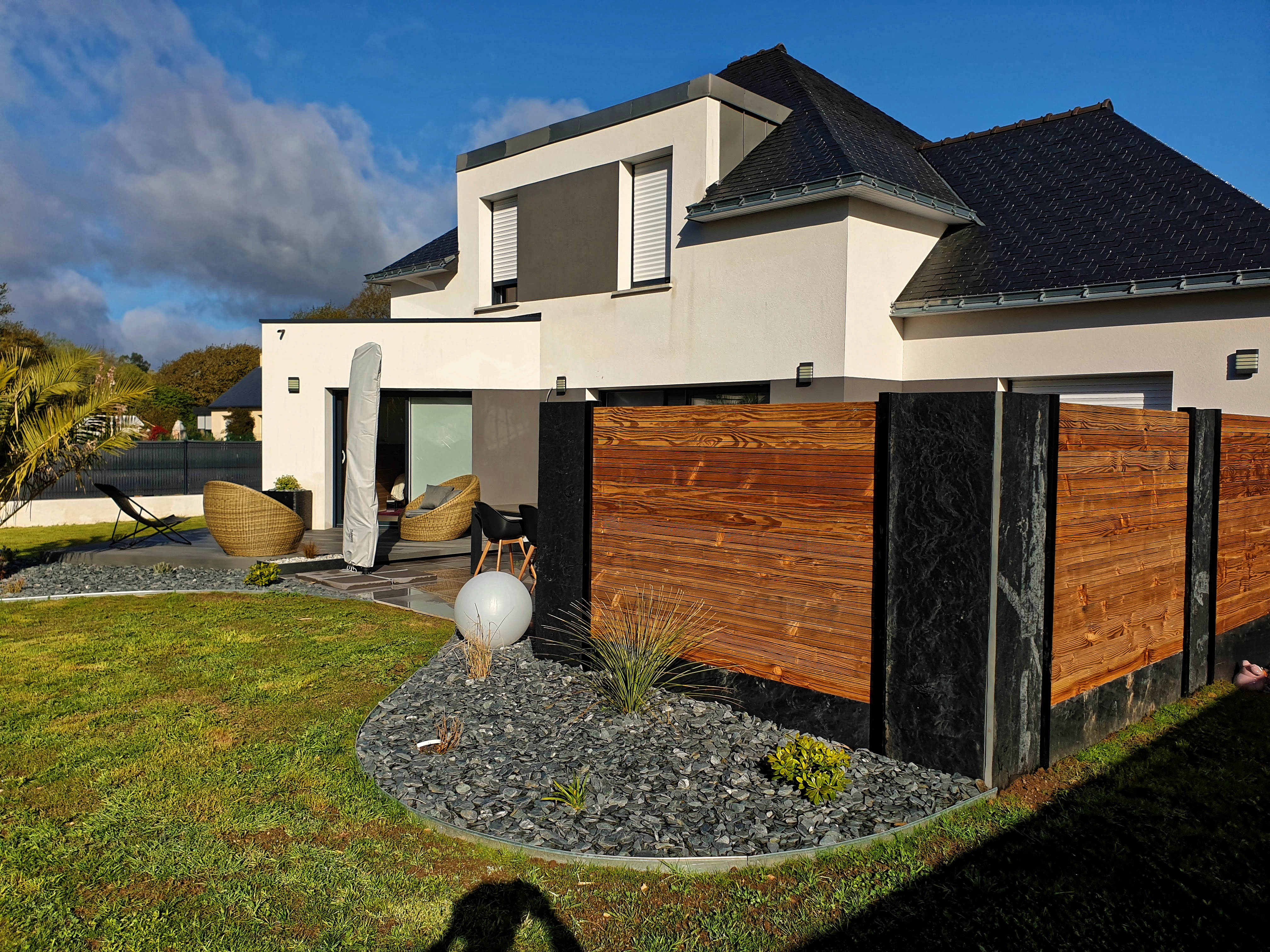 Réaménagement terrasse, bouix paysage, plouay, morbihan, spa, clôture, kit occultation, céramique, ardoise